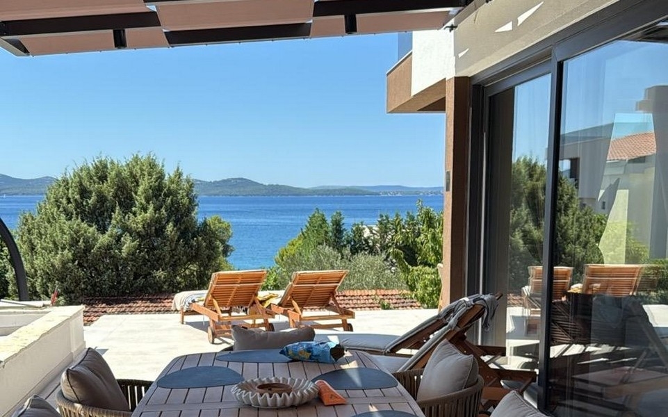 Appartamento sul mare in vendita vicino a Zadar a Kozino.