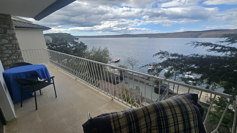 Terrazza dell'appartamento A3622 direttamente sul mare a Jadranovo, Croazia.