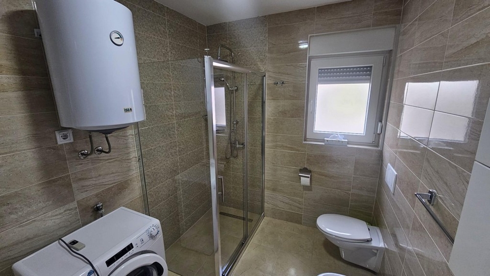 Bagno moderno con doccia