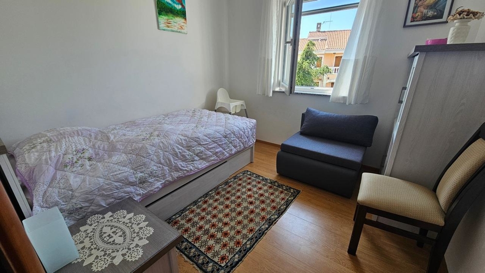 Camera da letto con letto singolo e poltrona