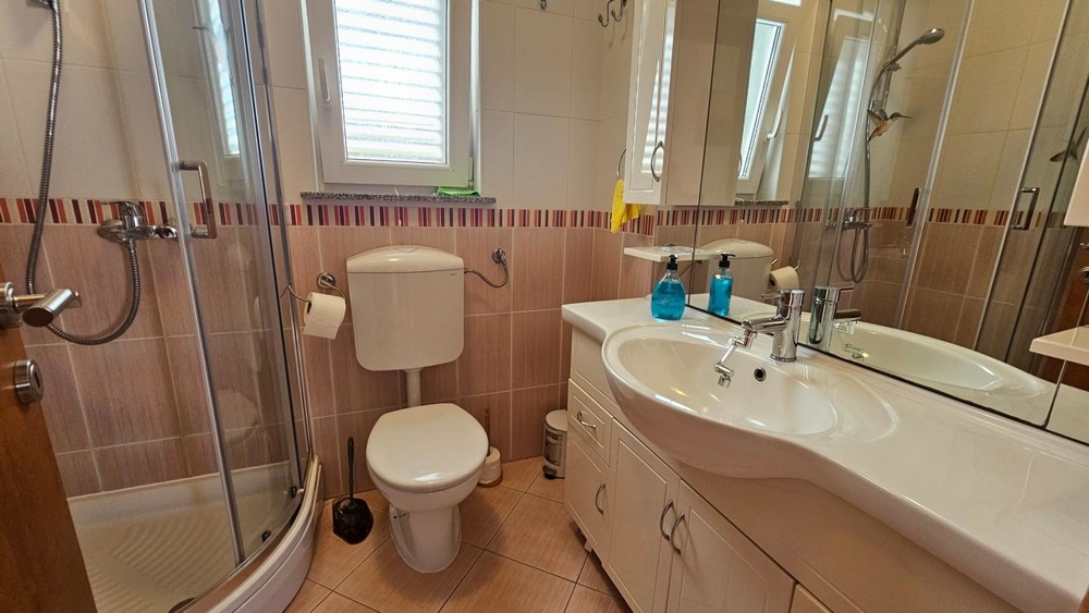 Bagno con doccia e lavabo