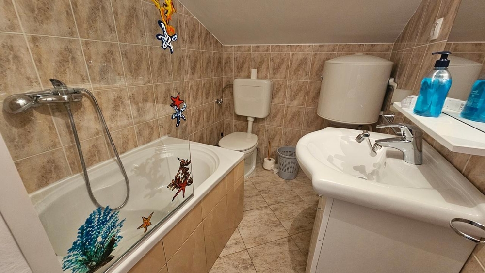 Bagno con vasca da bagno e piastrelle