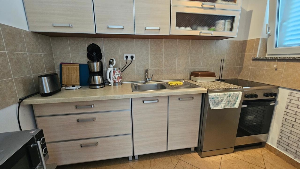 Cucina con elettrodomestici e pensili e basi