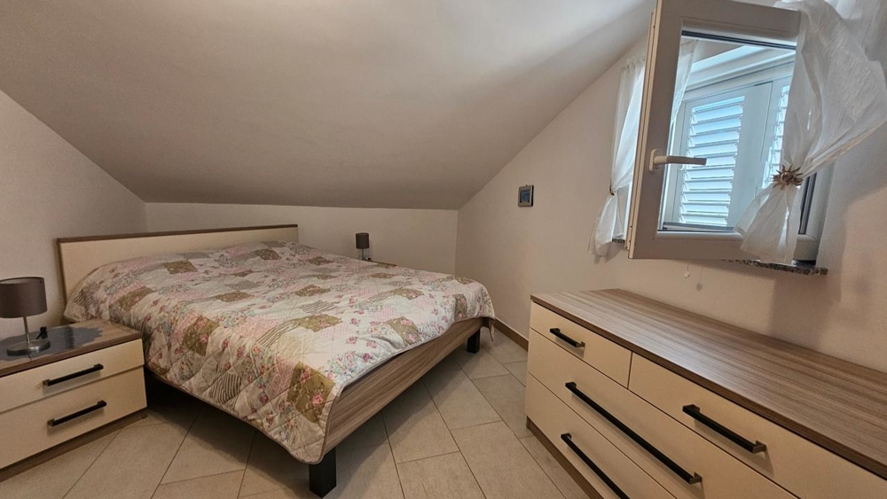 Camera da letto con letto matrimoniale e cassettiera