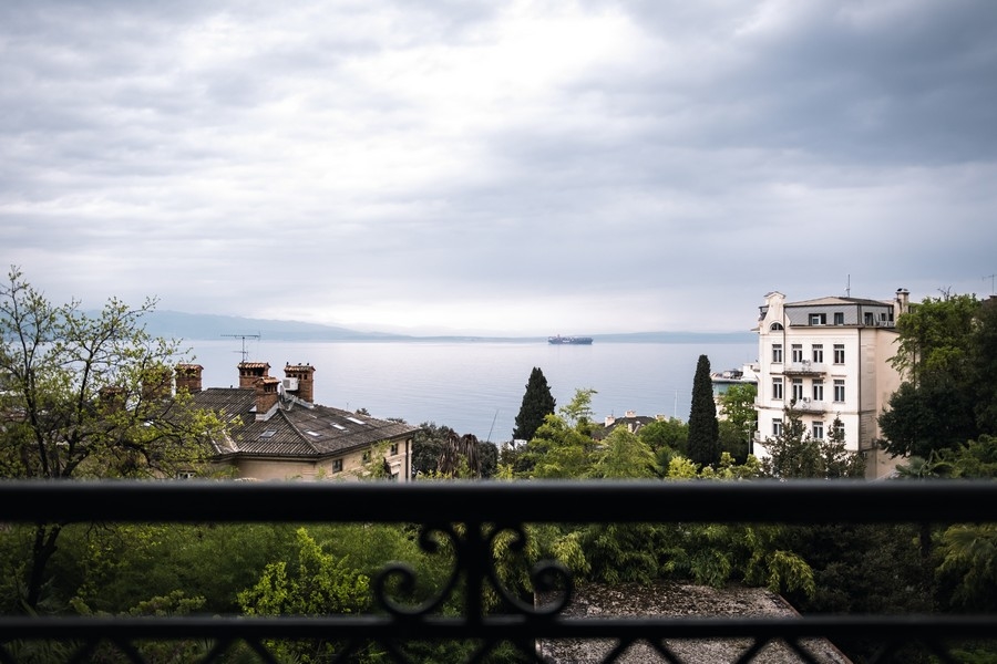 Appartamento a Opatija con vista dal balcone sulle cime degli alberi fino al mare
