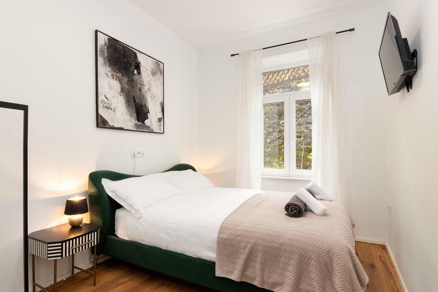 Camera da letto con letto verde e comodino
