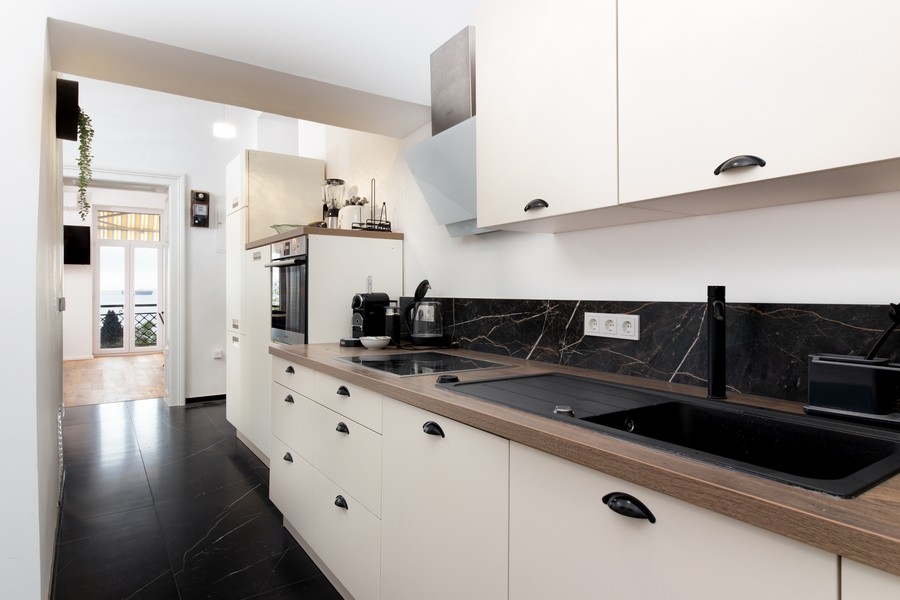 Cucina moderna con piano di lavoro scuro