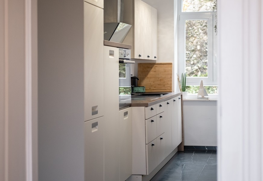 Blocco cucina con vista dalla finestra