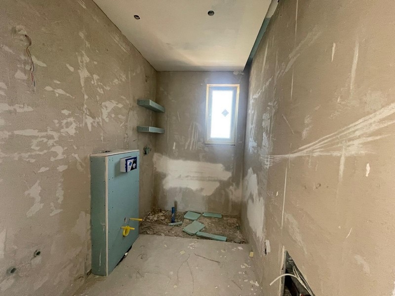 Bagno al grezzo con finestra