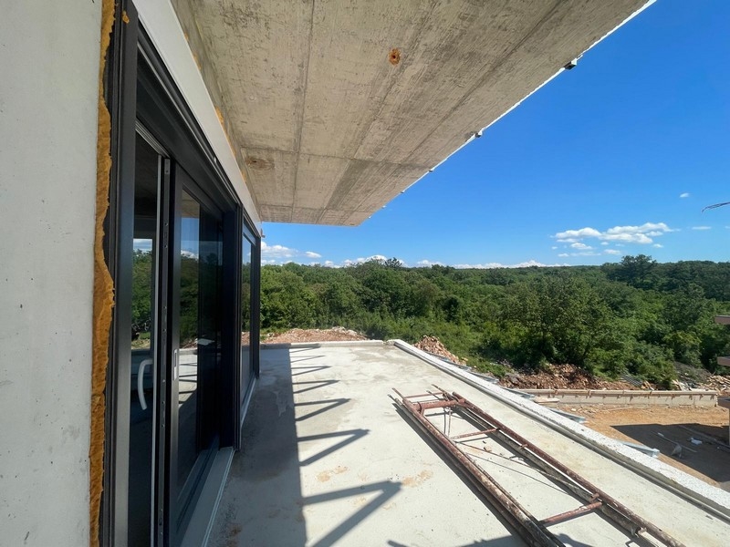 Ampia terrazza con vista sul verde