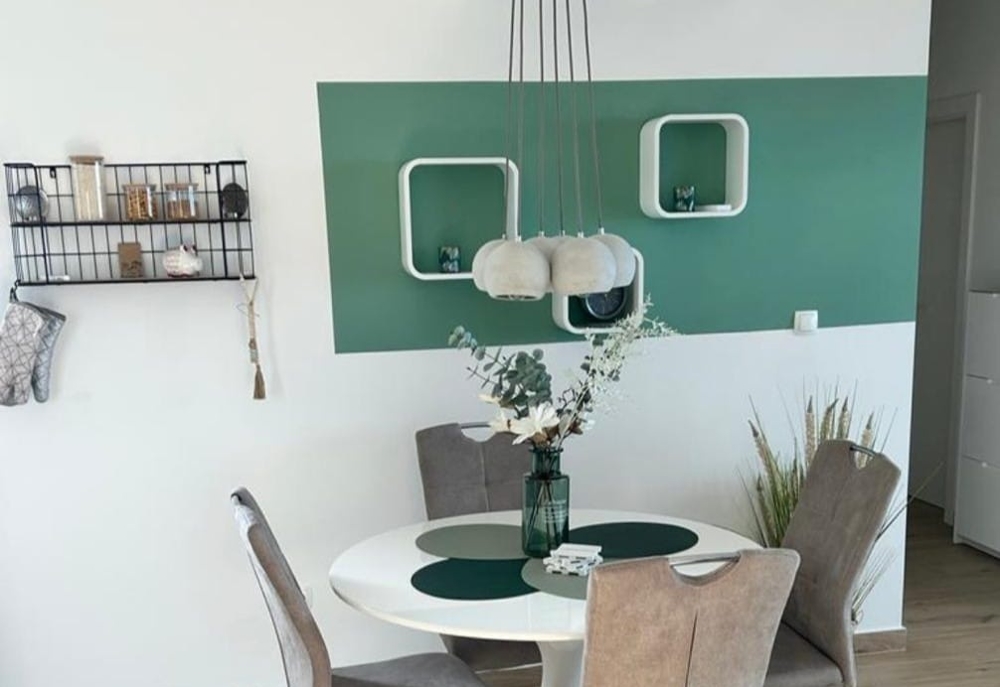 Zona pranzo con tavolo rotondo e sedie