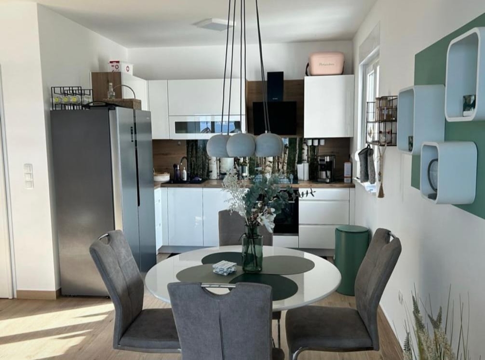 Cucina aperta con zona pranzo