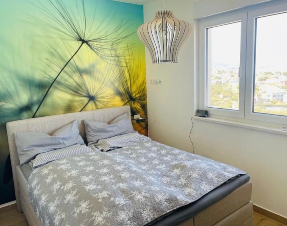 Camera da letto con quadro alla parete
