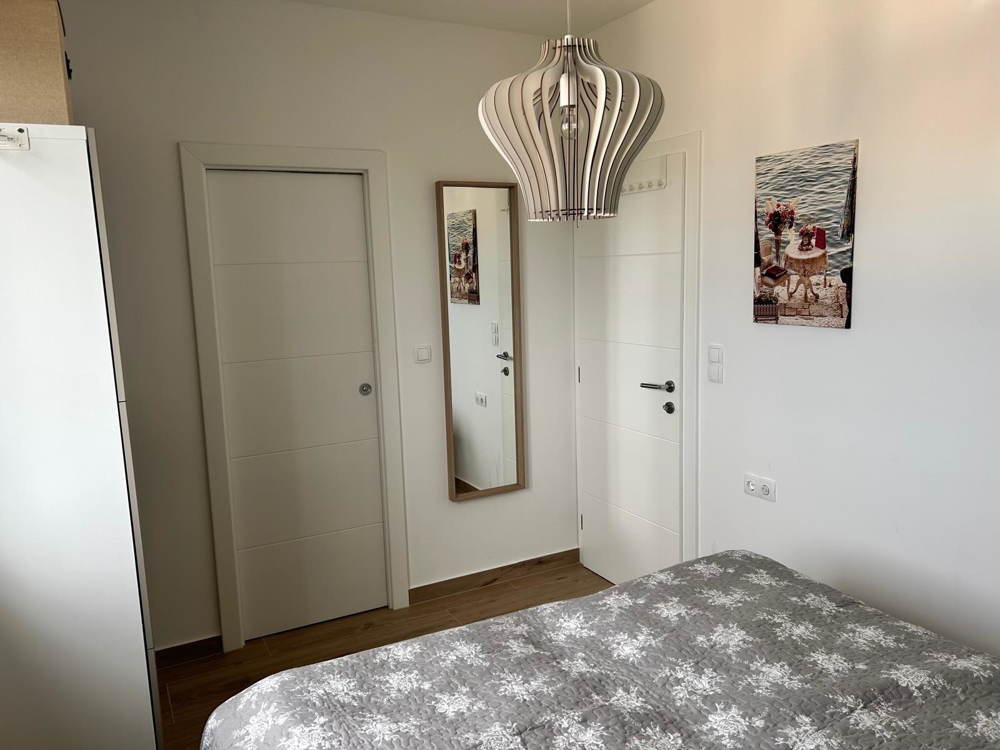 Camera da letto con specchio e decorazioni