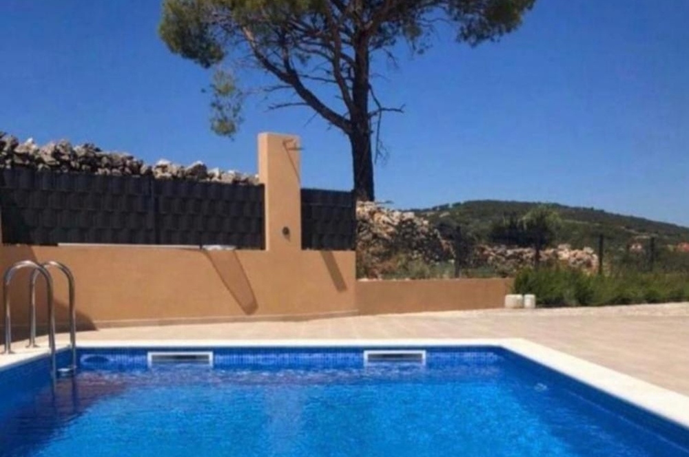 Piscina condominiale con vista sul verde