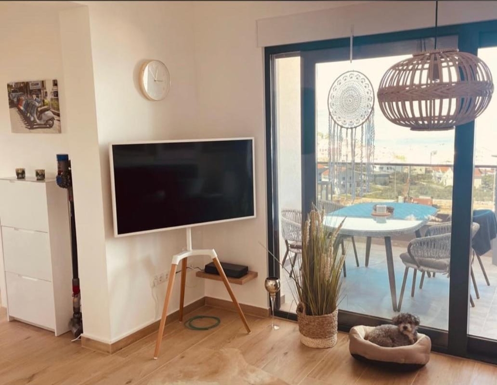 Soggiorno con televisore e accesso alla terrazza