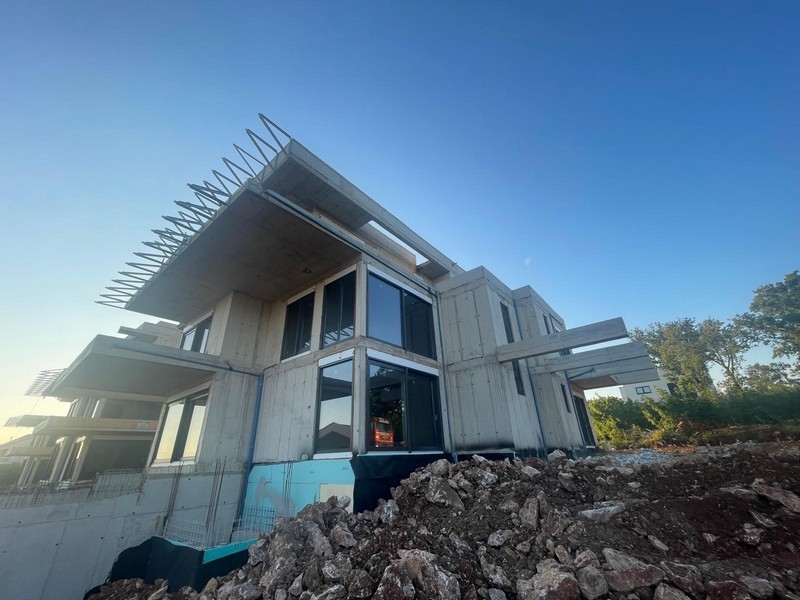 Costruzione al grezzo di un complesso residenziale moderno