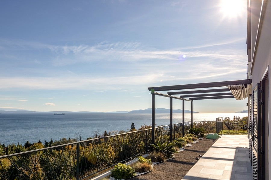 Terrazza con pergola in controluce sopra la costa