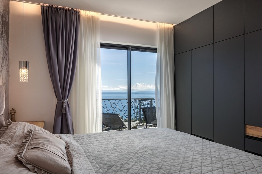 Camera da letto con vista mare nell'immobile A3669 in Croazia - Panorama Scouting.
