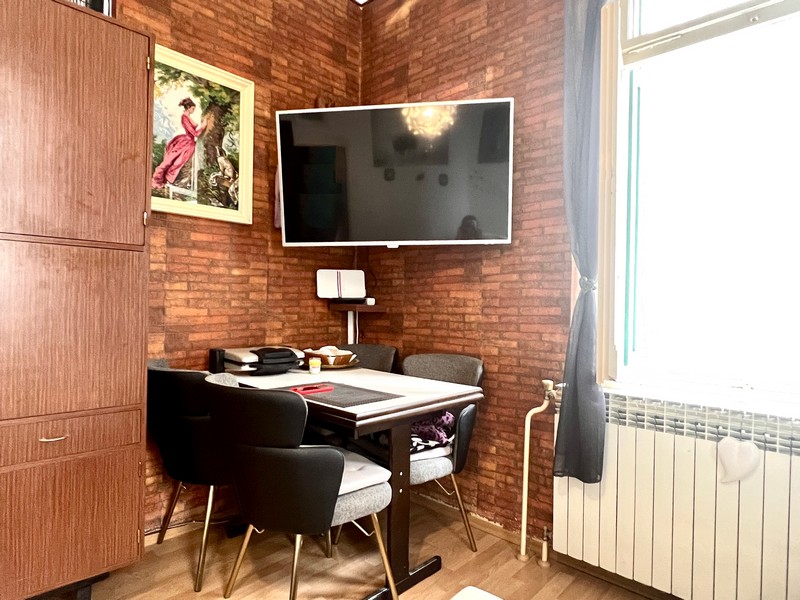 Zona pranzo con TV e rivestimento a parete