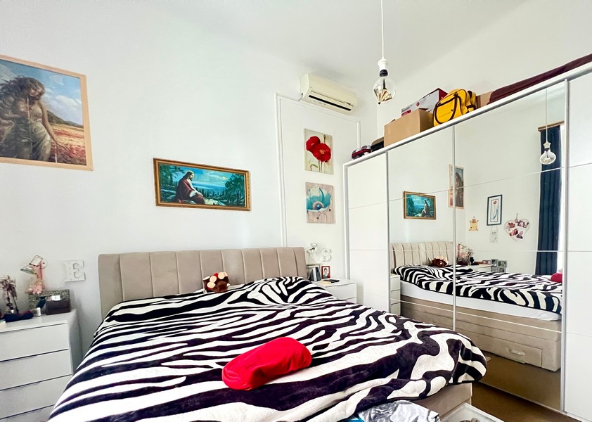 Camera da letto con coperta zebrata e armadio a specchio