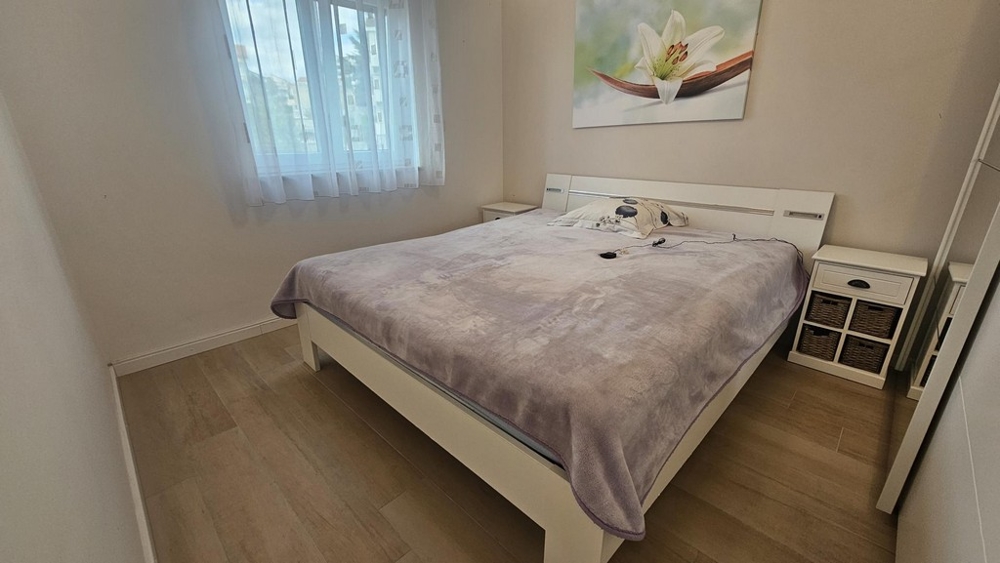 Camera da letto con letto matrimoniale e finestra