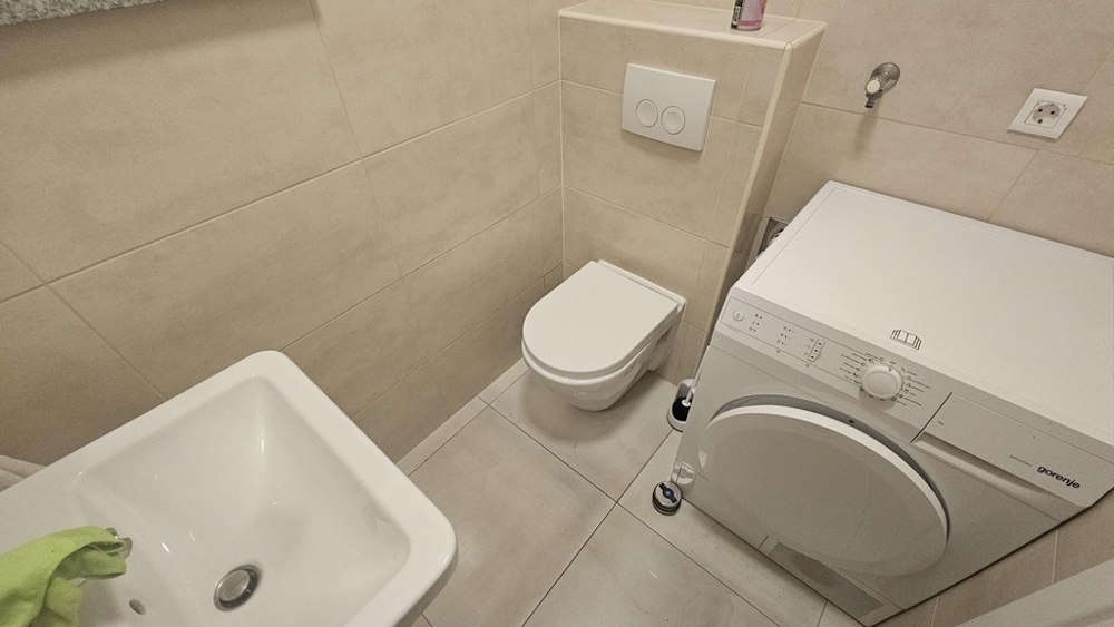Bagno degli ospiti con lavatrice