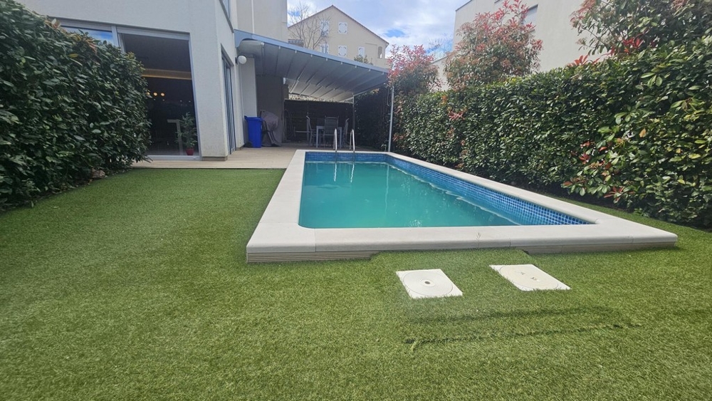 Piscina nel giardino dell'immobile A3675.