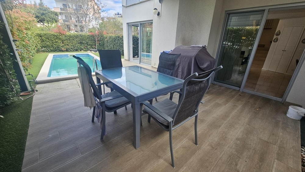 Terrazza coperta con vista sulla piscina