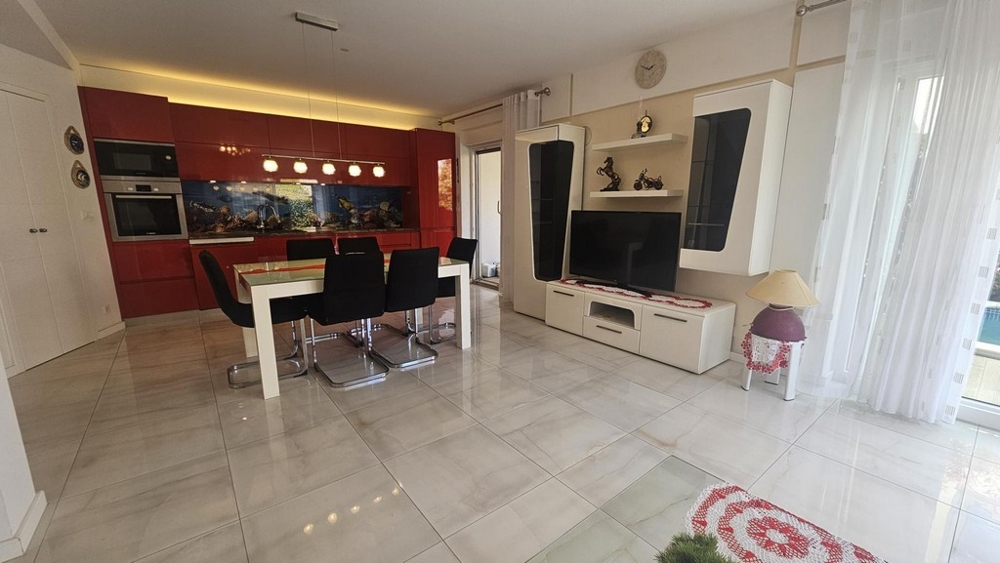 Cucina aperta con tavolo da pranzo e soggiorno