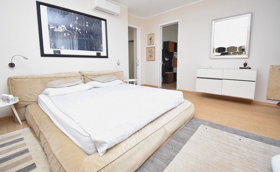 Camera da letto principale con accesso alla cabina armadio
