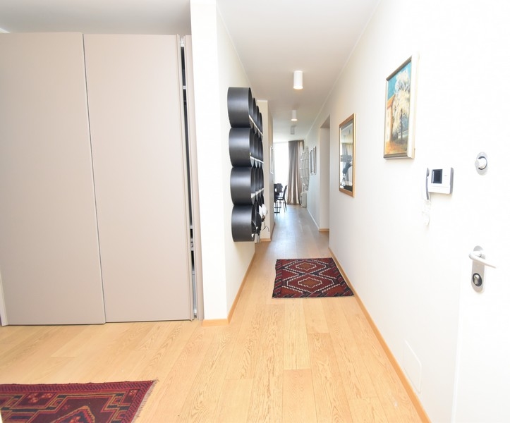 Corridoio con armadi a muro e design moderno