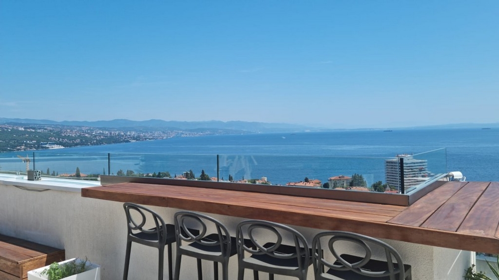 Vista mare panoramica e bar dell'immobile A3681 a Opatija.