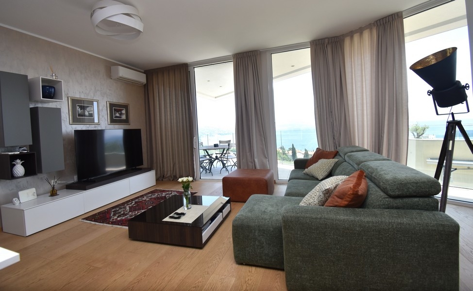 Soggiorno con vista mare e accesso al balcone