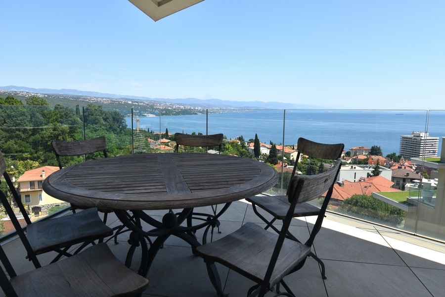 Balcone con vista mare e zona salotto