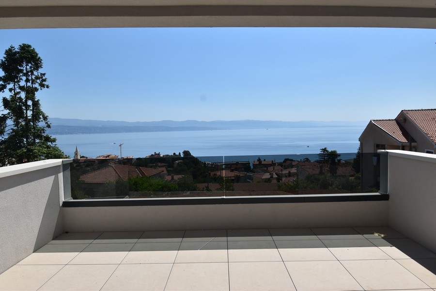 Terrazza con vista libera sul mare vicino a Lovran, zona di Opatija.