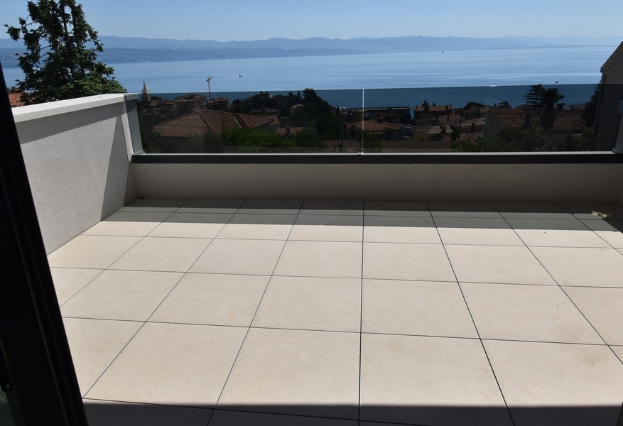 Balcone con vista mare e parapetto in vetro