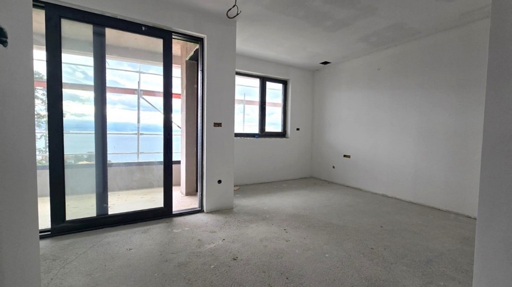 Zona giorno con vista mare allo stato grezzo