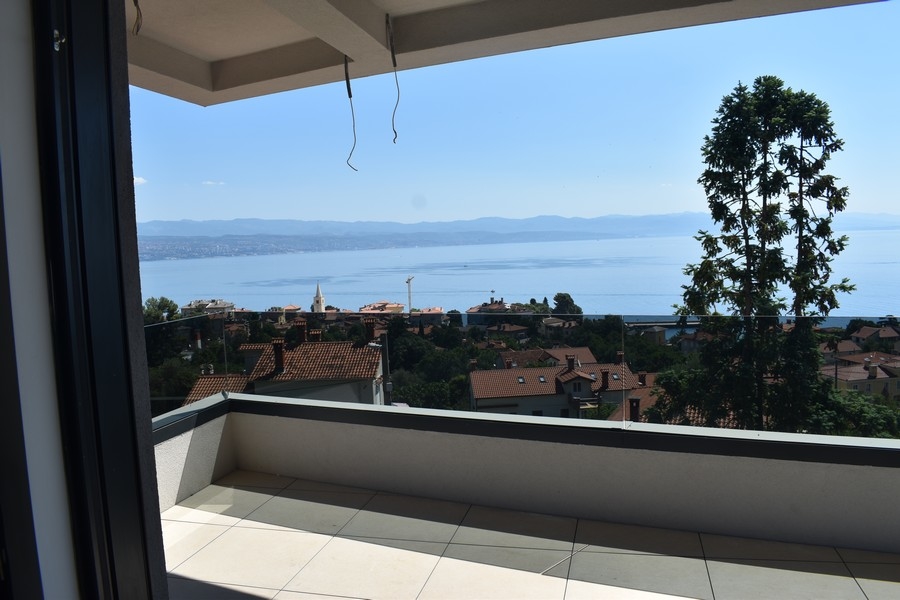 Vista dalla terrazza sul paese con il campanile fino al mare