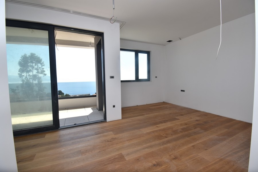 Stanza con balcone e vista mare
