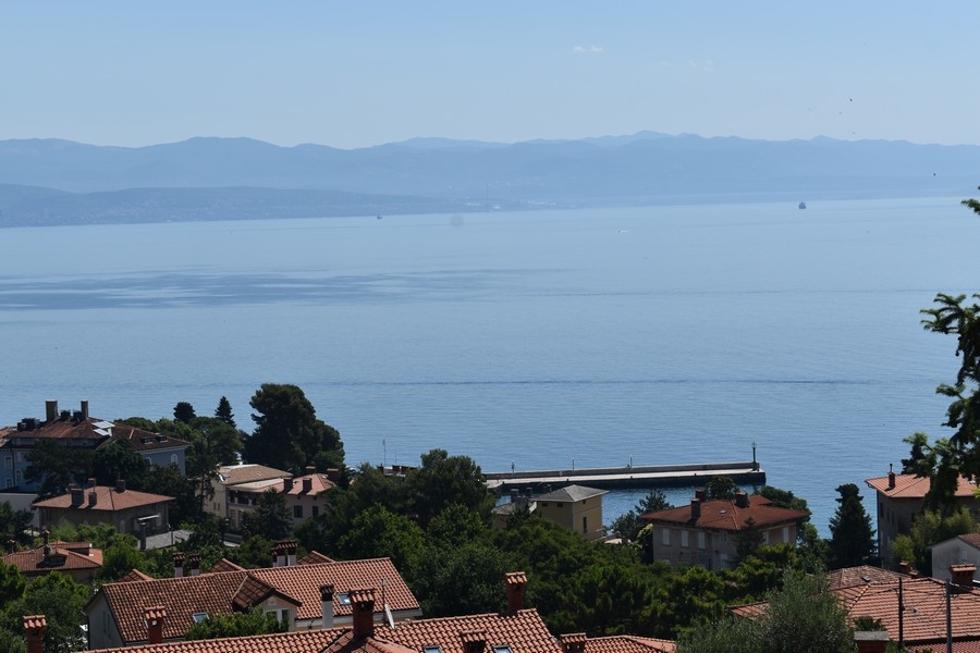 Vista mare panoramica sopra i tetti di Lovran