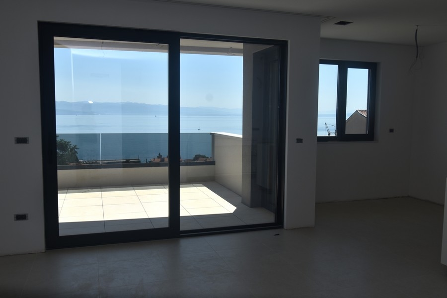 Interno con vista mare e balcone