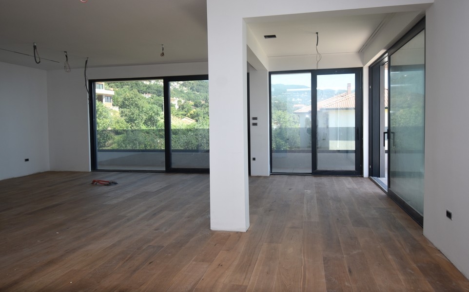 Zona giorno luminosa con parquet