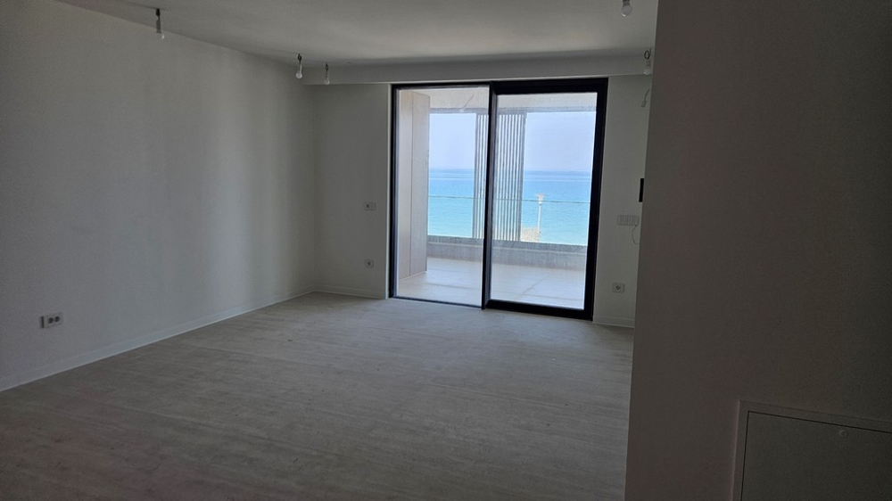 Vista panoramica sul mare con baia balneare e pontile a Zaton