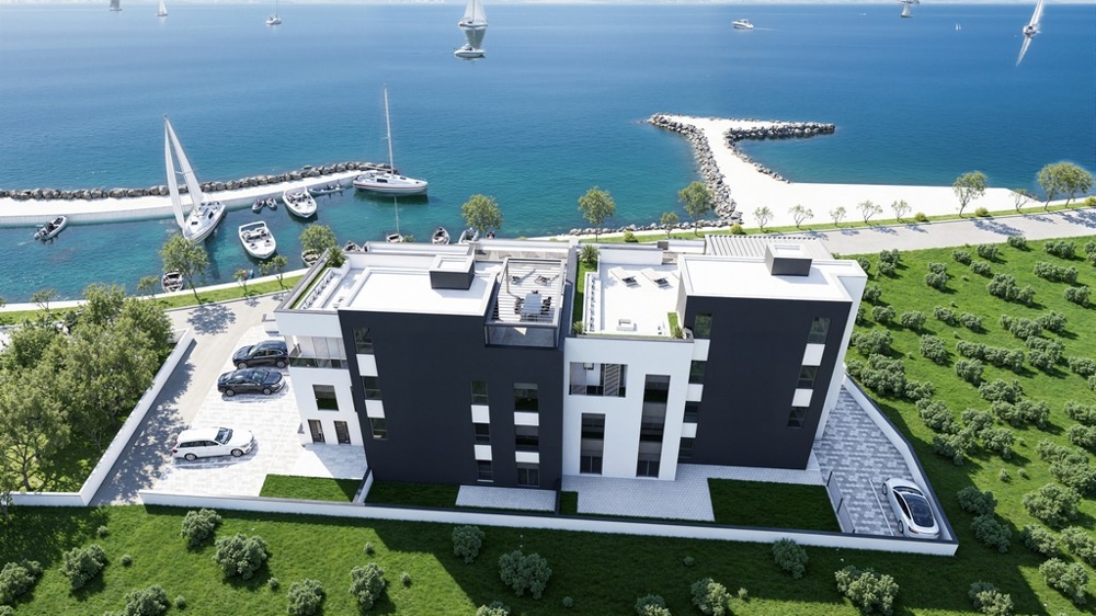 Ripresa con drone del complesso di nuova costruzione con accesso al mare e posti auto