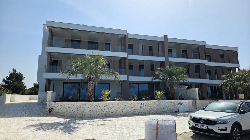Nuova costruzione di un edificio residenziale moderno direttamente sulla costa di Zaton