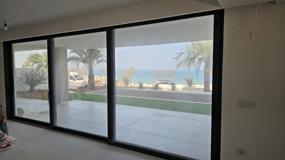 Visualizzazione del complesso residenziale con pontile per barche e posizione diretta sul mare