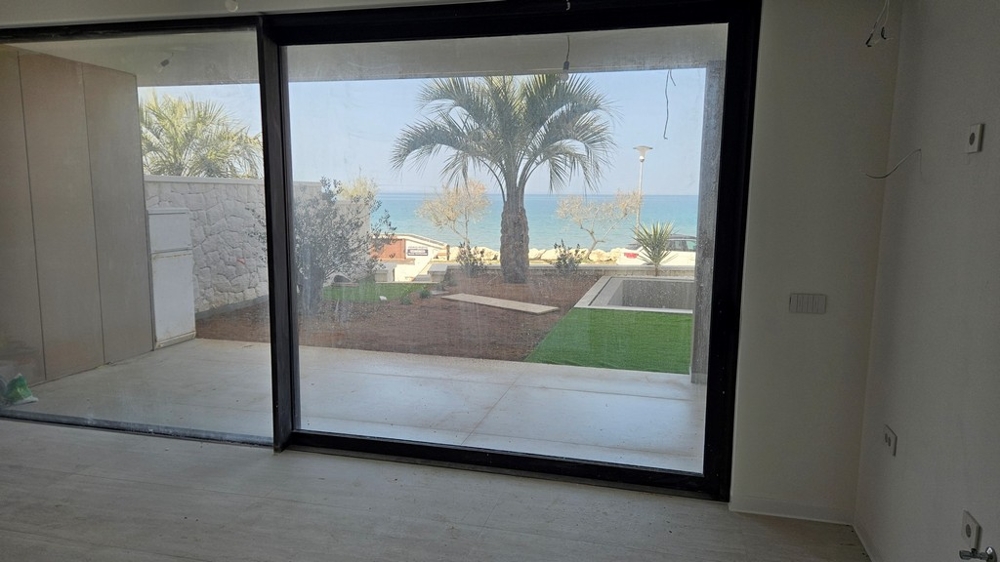 Visualizzazione della terrazza coperta con giardino e piscina