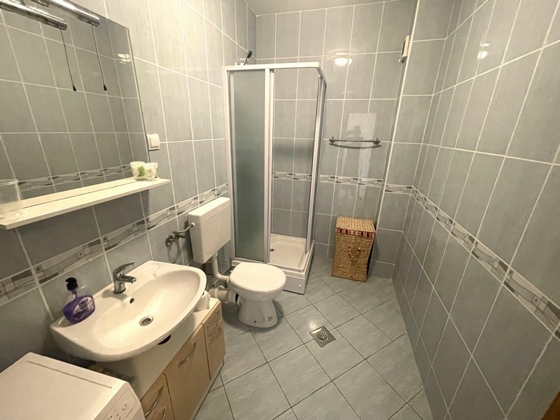 Bagno con doccia.