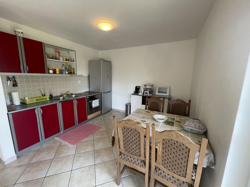 Cucina con tavolo da pranzo e ante rosse
